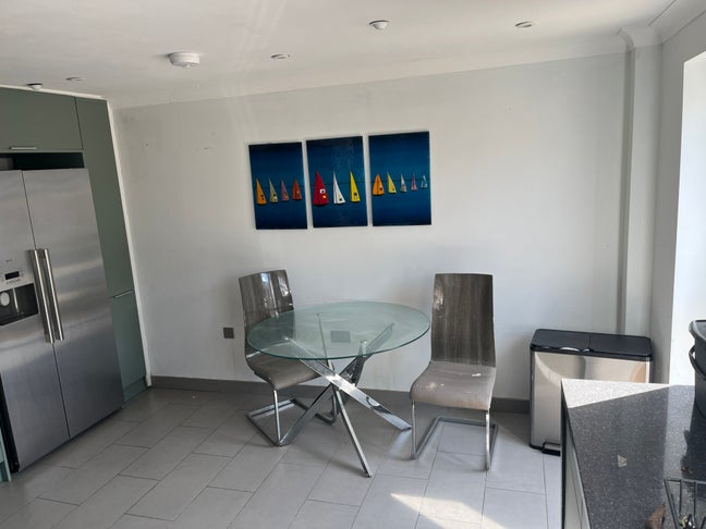 Double room in high spec, large townhouse Main Photo