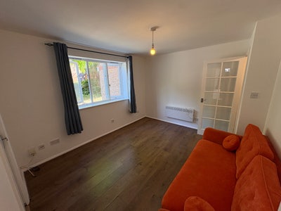 Ground Floor 1 Bed Flat, Furnished & New Decorated Main Photo