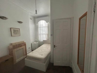 Stunning ensuite room w/ private shower room Main Photo