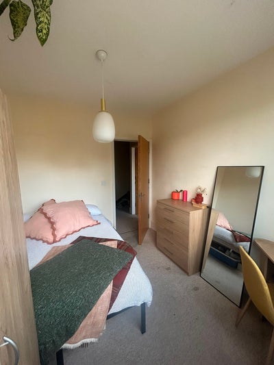 Double Bedroom in 2 Bedroom Flat  Main Photo