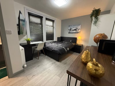 Spacious ensuite high-standard double bedroom Main Photo