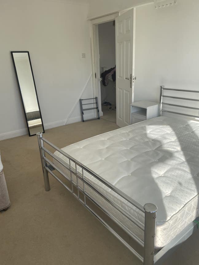 Double bed room to share  Main Photo