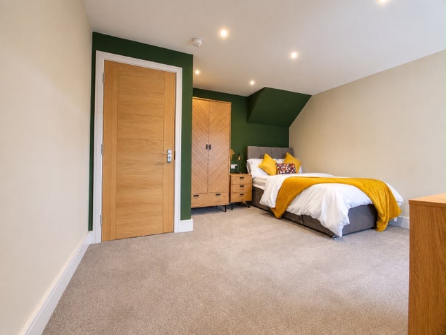 En-Suite Rooms, Bills Inc. — Studios Too ✨ Main Photo