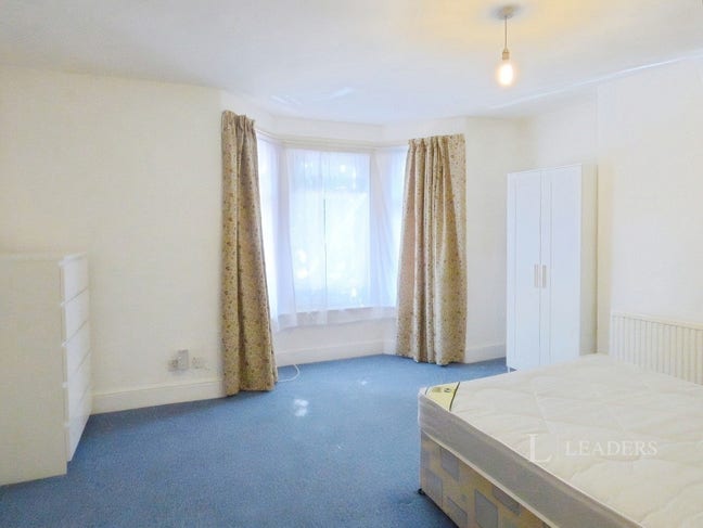 Large double room available to rent in Eastleigh Main Photo