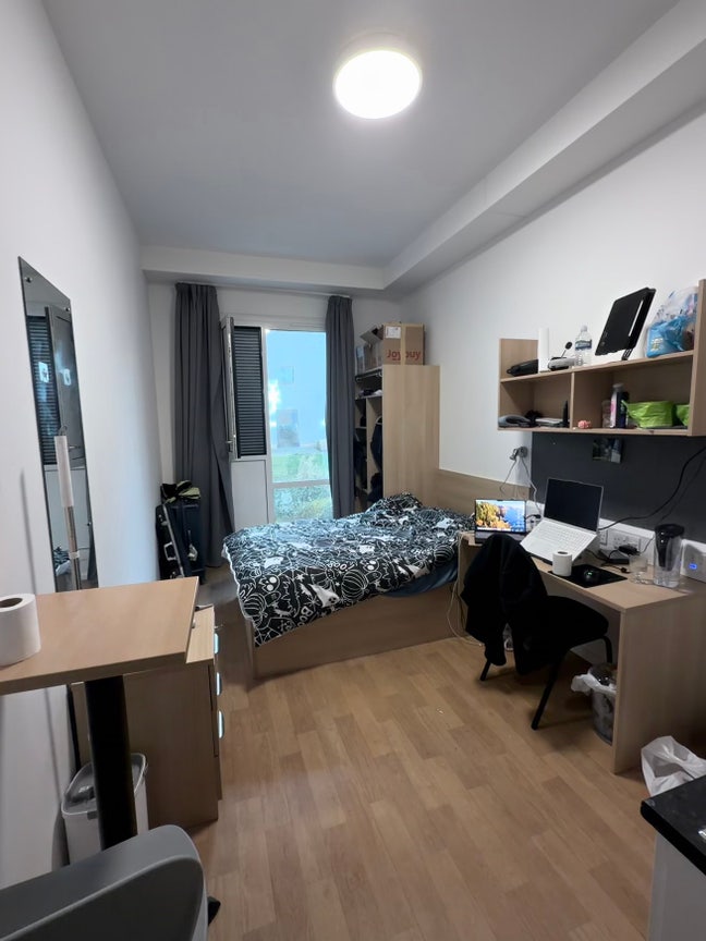 W12 Studio Sublet - &pound;325pw All Bills Inc Main Photo