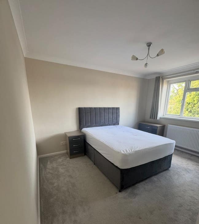 Double Room is available for rent in - UB4 8AJ Main Photo