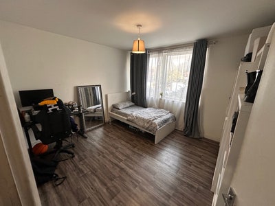 Spacious En Suite Bedroom in Quiet Home Main Photo