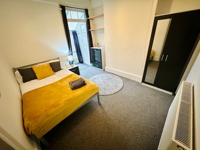 Large double room w/ private lean-to conservatory Main Photo
