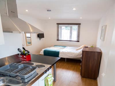 Small Studio with Private Outside Space + Parking Main Photo