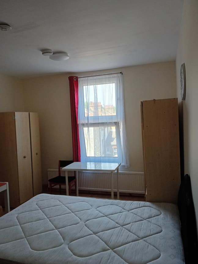 2 double rooms in Chiswick high road west London   Main Photo