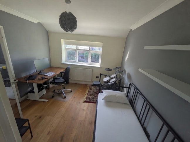 Spacious bedroom/office Main Photo
