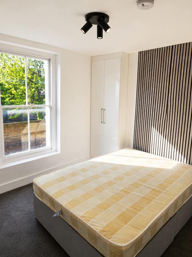 Room available  in a refurbished house Main Photo