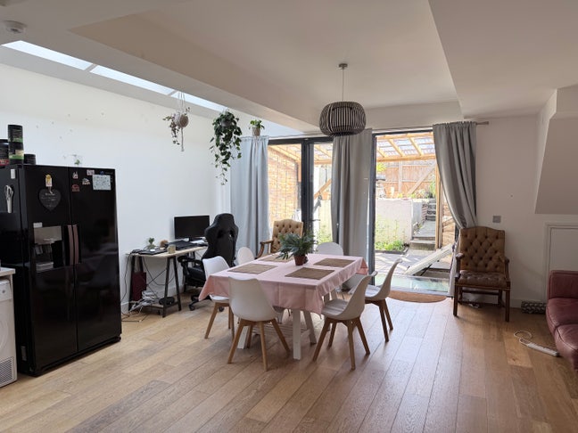 Double room w/ garden and 2 living rooms Main Photo