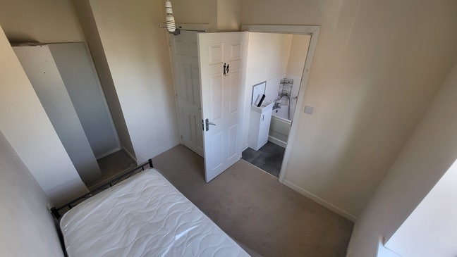 Single En-Suite Room near Earlstrees Industrial Main Photo