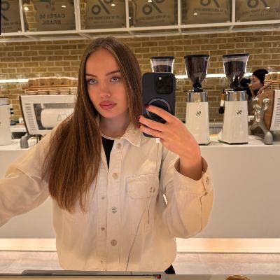Professional Female seeks a single or double room Main Photo
