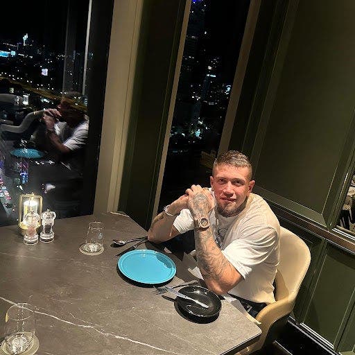 Professional Male seeks a double room Main Photo
