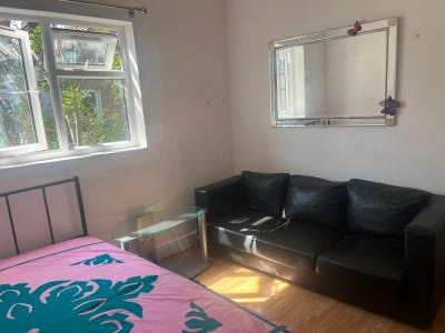 🏡 Spacious Double Room Available – Edmonton N9🏡  Main Photo
