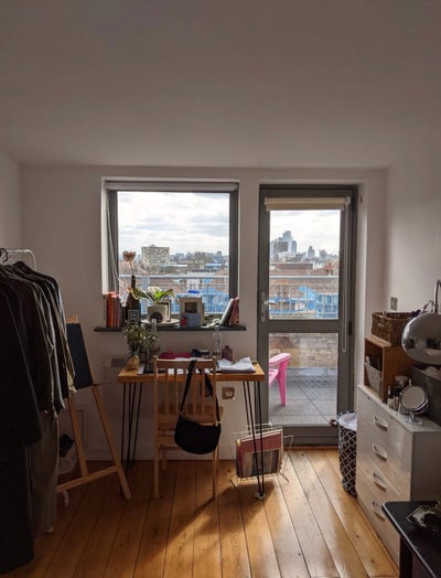 Room in 2 beds with balcony in converted warehouse Main Photo