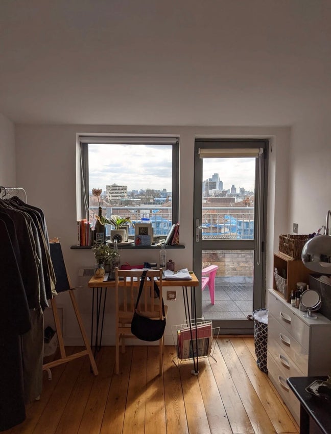Room in 2 beds with balcony in converted warehouse Main Photo