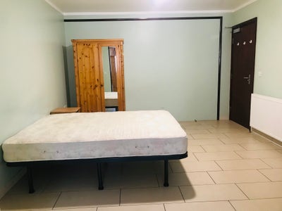 Extra large double room in Waltham Cross  Main Photo