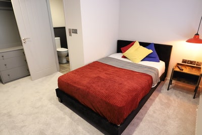 Professional House Share close to James Cook  Main Photo