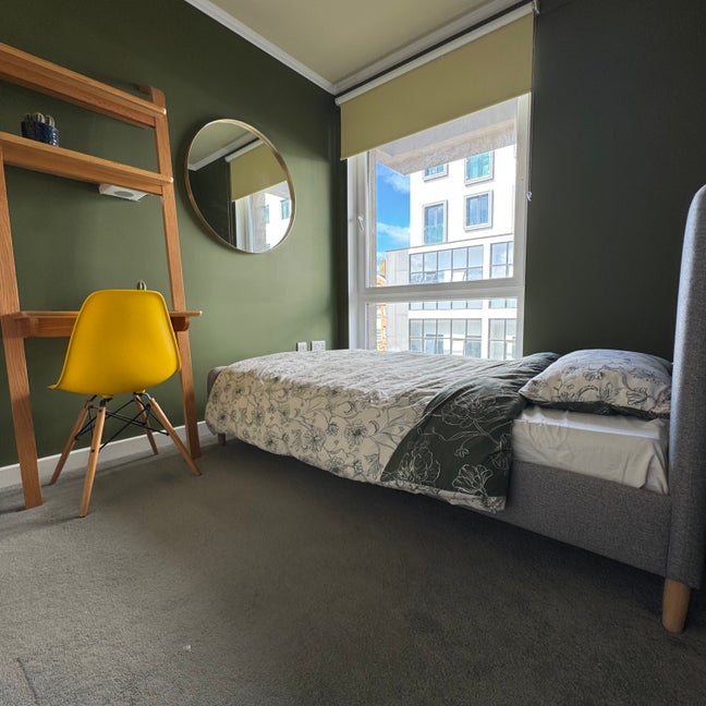 Cosy double bedroom with bathroom in E2 Main Photo