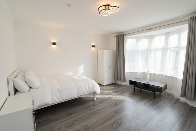 ✨ Spacious Living in Streatham Hill - September ✨ Main Photo