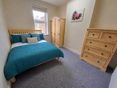 2yr Rent Freeze Bright & friendly household Main Photo