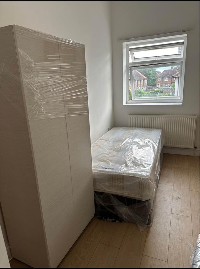 Room next to Dagenham Heathway station  Main Photo