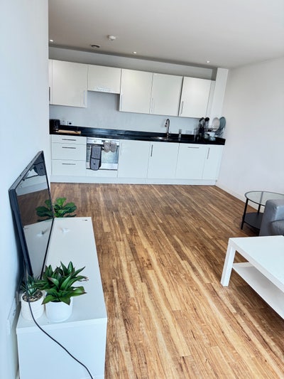 Spacious 2 bed 2 bath apartment | m5 3nq Main Photo