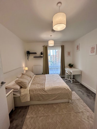 Large Double Bedroom Private Bathroom (Bills Inc) Main Photo