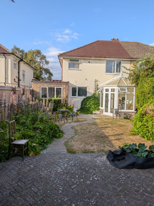 Double room in 4 person shared house Main Photo