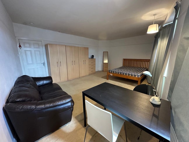 Big double room next to southgate tube station Main Photo