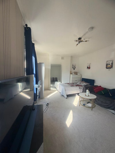 Double bedroom near Maryland Station  Main Photo