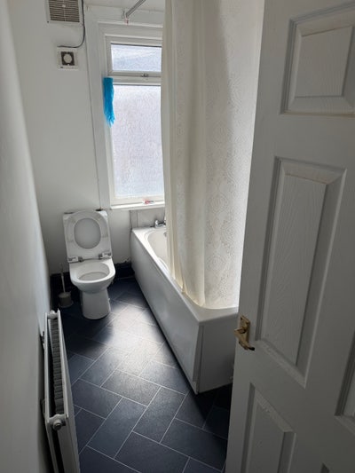 Double bedroom available straight away  Main Photo