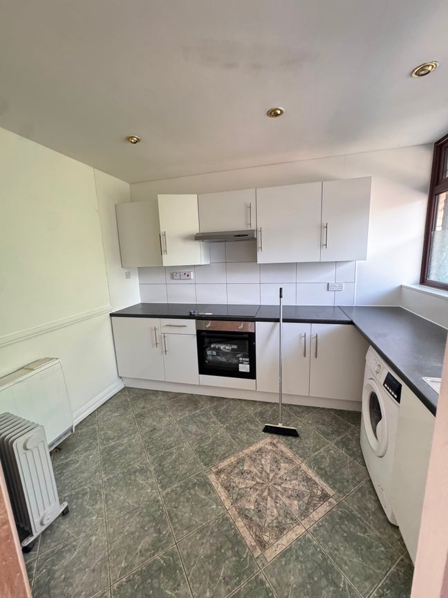 🏡4-Bedrooms shared HMO available Right now -E14 Main Photo
