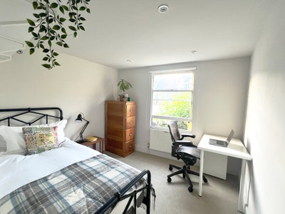 Comfortable room for professional female in W12 Main Photo