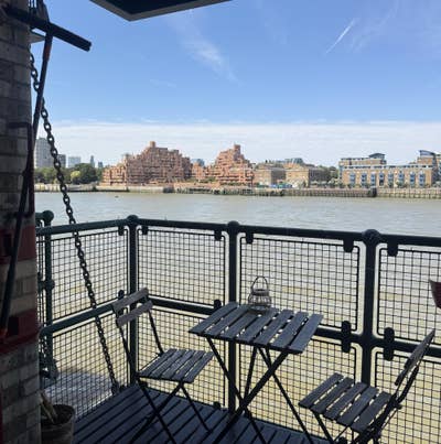 Double Room available in modern River facing flat Main Photo
