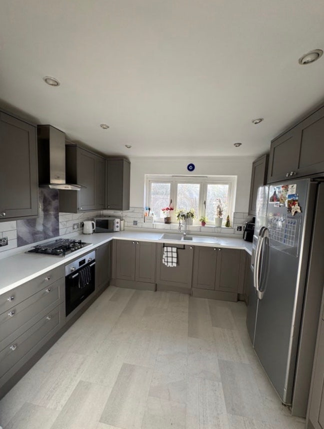 Large Double Room - Cheam Main Photo