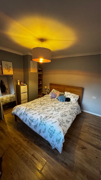 Large Double Room - Cheam Main Photo