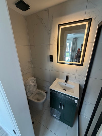7 en-suite rooms with one communal bathroom  Main Photo