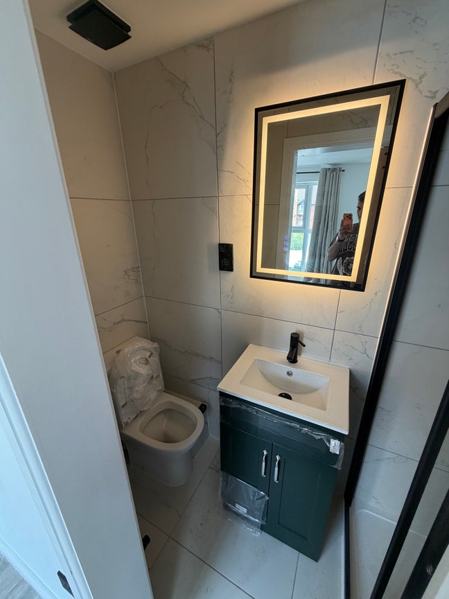 7 en-suite rooms with one communal bathroom  Main Photo