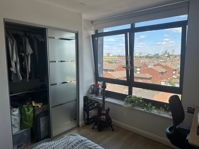 Spacious En-Suite Double Room Available in Modern  Main Photo