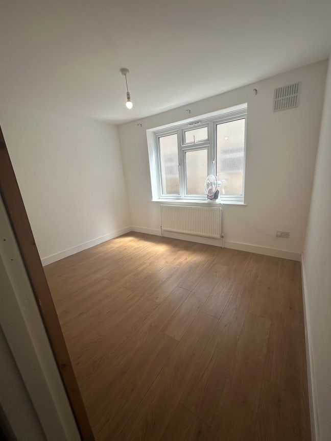 Double Room to Rent Dartford DA11UX for female  Main Photo