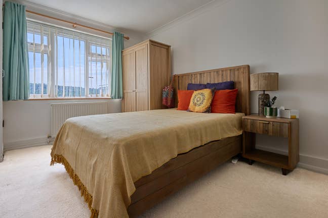 Furnished en-suite double room with pool access Main Photo