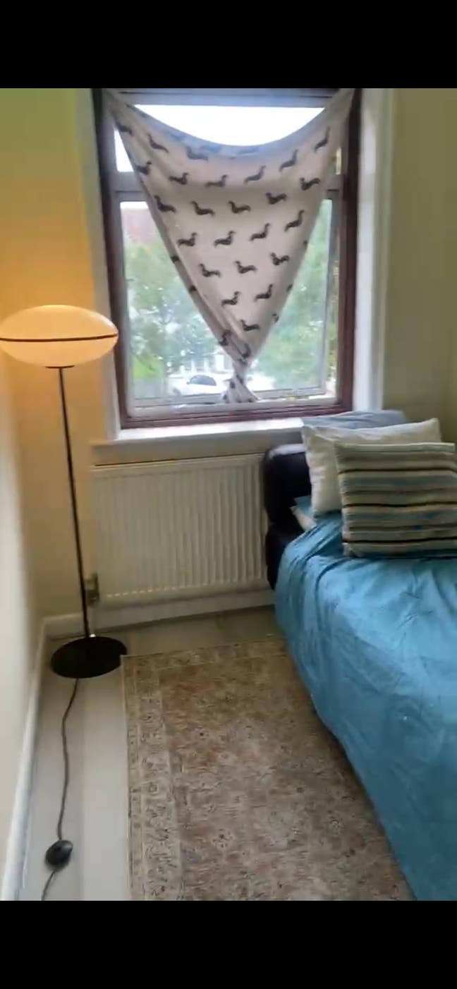 Cozy single bedroom in family house  Main Photo
