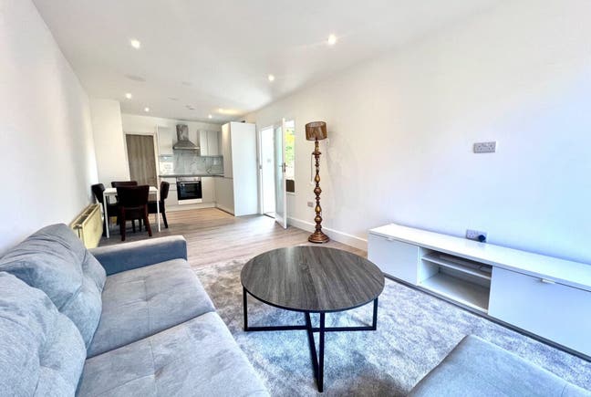 Two Bedroom Apartment  Selborne Garden Hendon NW4 Main Photo