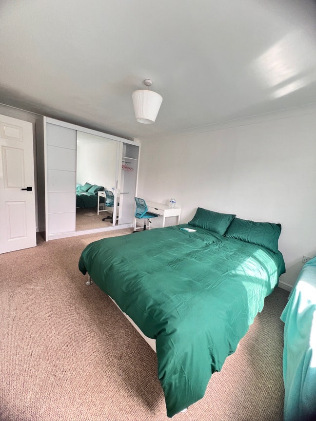 Whole Property Only – Large House in gateshead Main Photo