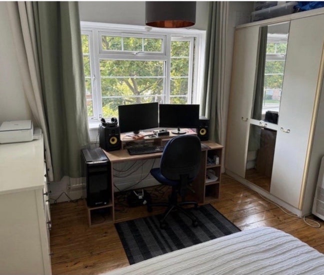 Zones 1/2   large double bedroom bills included  Main Photo