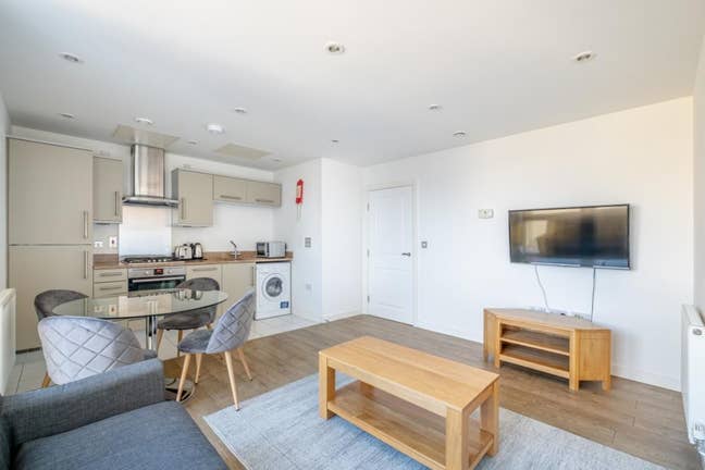 Bright room to rent in 2B 2B on Limehouse Basin Main Photo